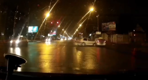 Impact puternic în capitală: Un Opel a lovit lateral un alt vehicul