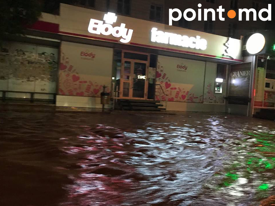 Из-за проливных дождей в столице заблокированы некоторые улицы