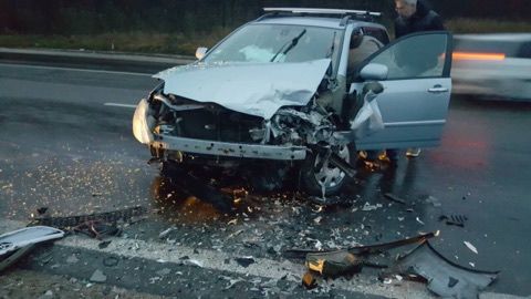 Grav accident la intrarea în Peresecina. Un Suzuki s-a ciocnit cu o Toyota. Doi pasageri, răniți