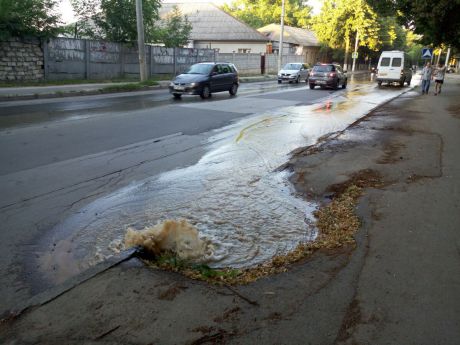 В столице на Буюканах из-под асфальта забил фонтан