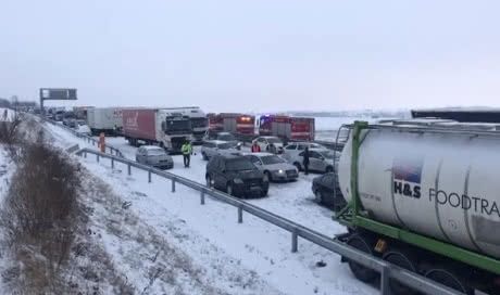 В Чехии снегопады парализовали движения на трассах