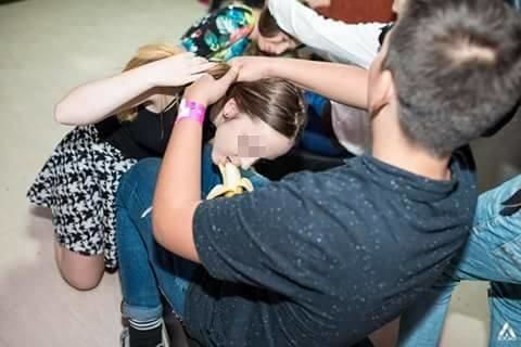 Scene XXX la balul bobocilor: Mimări de sex oral și alcool din plin