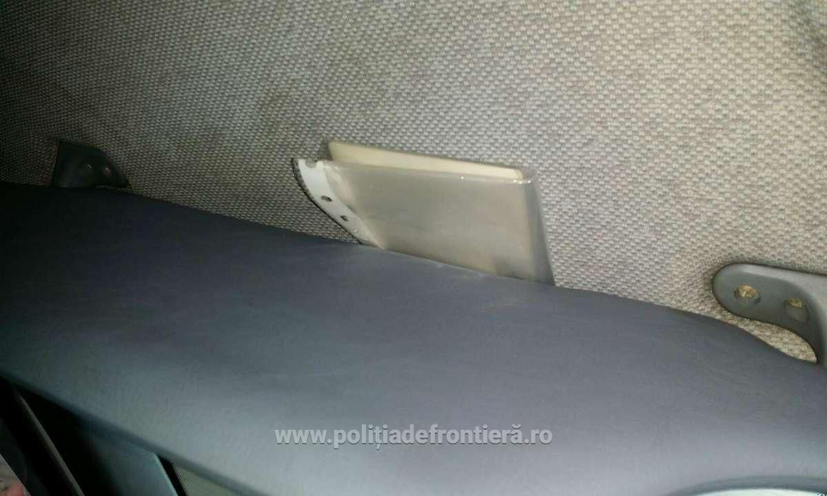 Documente false ascunse în parasolarul unui microbuz, descoperite la controlul de frontieră