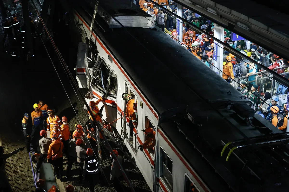 В Индонезии столкнулись экспресс-поезд и электричка: погибли 14 человек