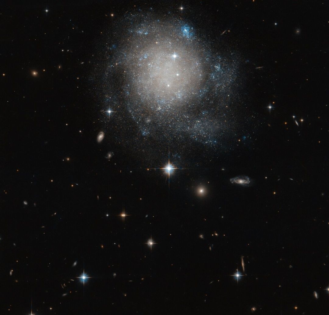 Hubble обнаружил галактику, похожую на булочку с корицей 2