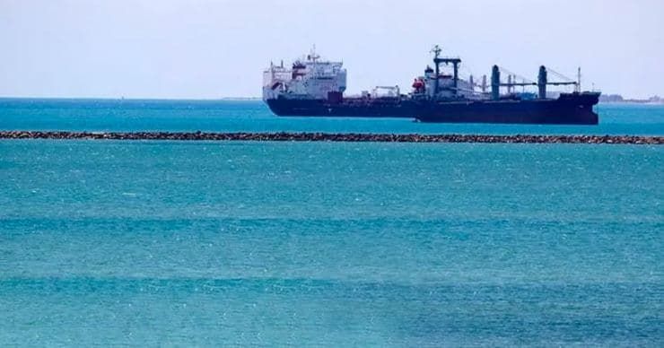 Судоходство по Суэцкому каналу приостановили из-за севшего на мель танкера