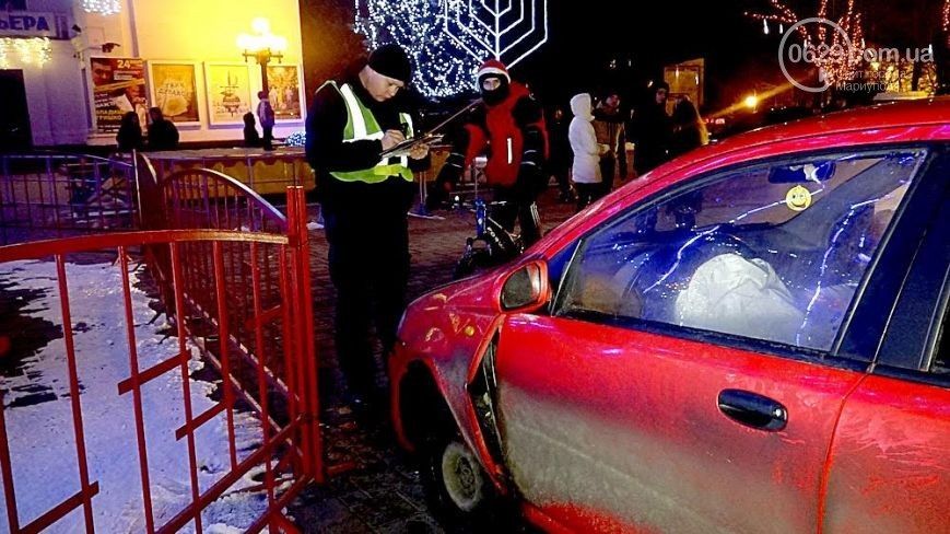 В Мариуполе пьяный коп въехал в городскую елку