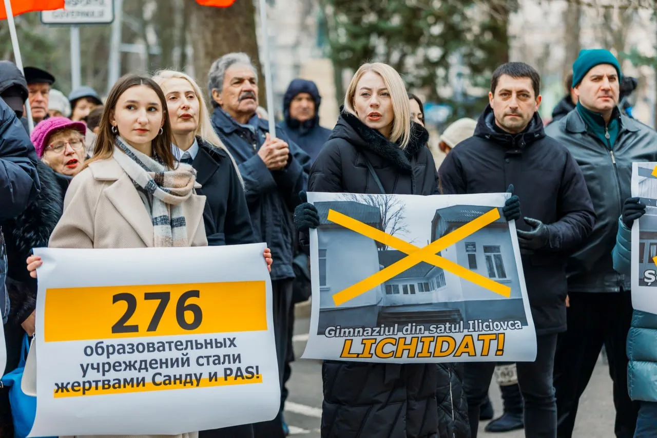 Сторонники Партии социалистов провели протест против закрытия школ