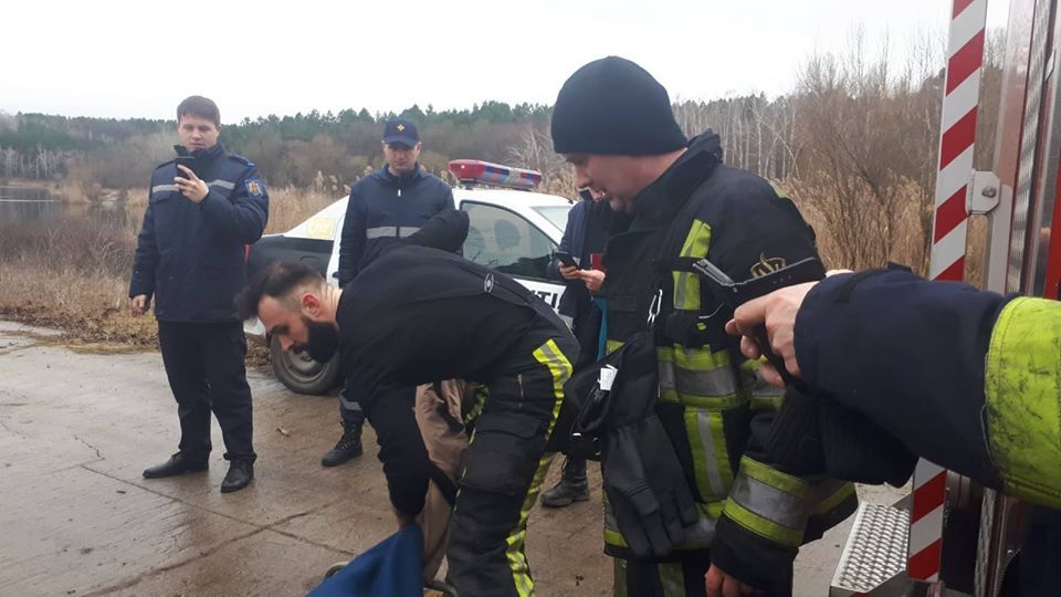 В столице девушка едва не утонула, провалившись под лед