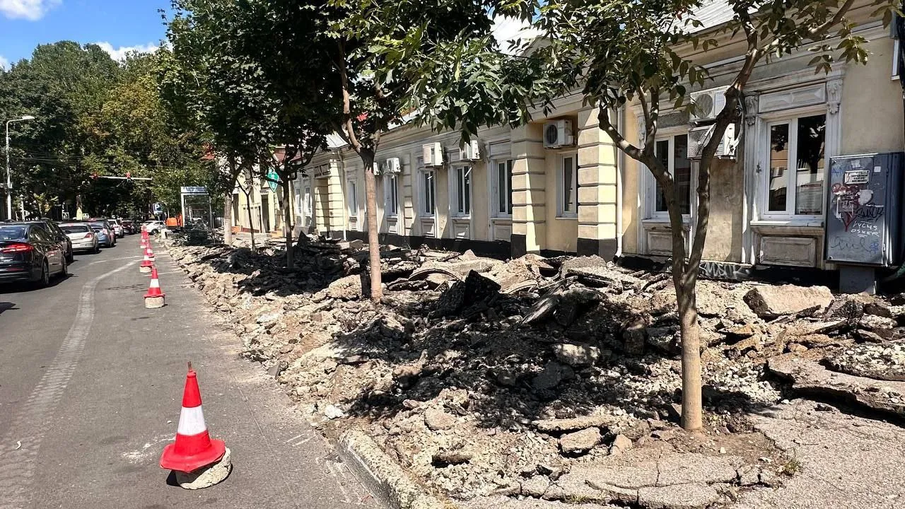 Возобновились работы по ремонту тротуаров в историческом центре столицы