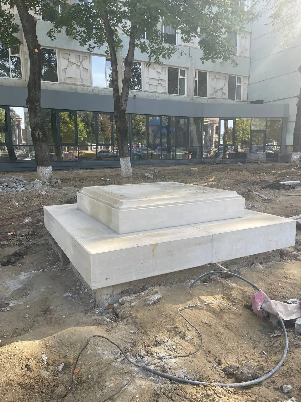 Scuarul din preajma Liceului Gheorghe Asachi este în proces de reabilitare