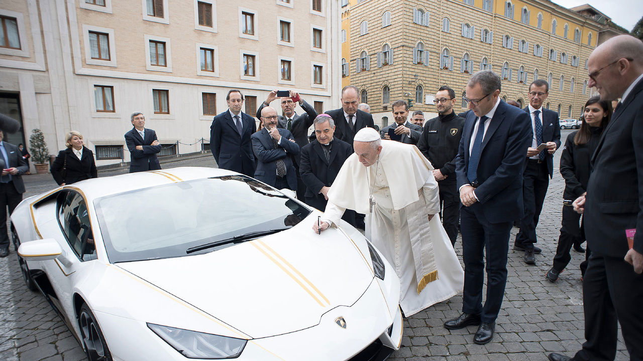 Папа Римский Франциск продает свой суперкар Lamborghini