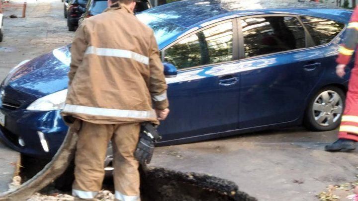 В столице из-за ливня автомобиль едва не провалился в яму