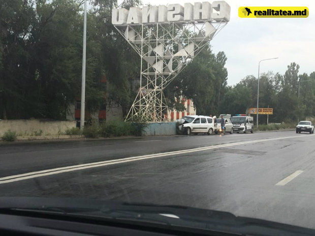 Автомобиль врезался в бетонную опору на въезде в Кишинев
