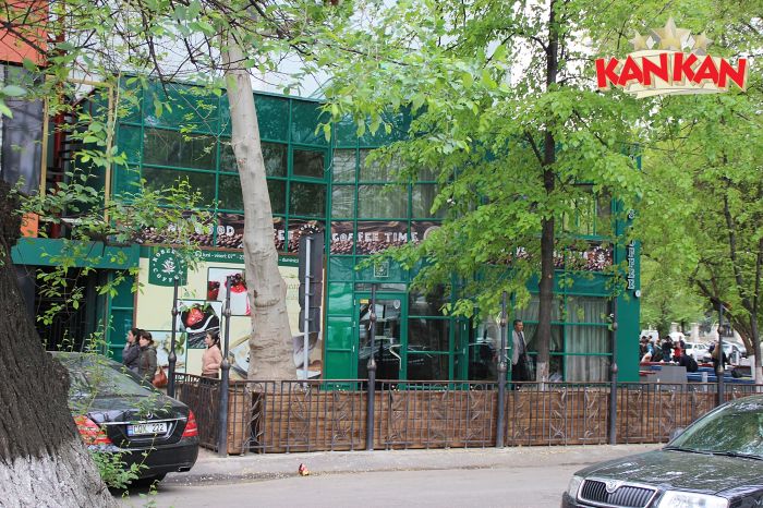 В центре Кишинева на тротуаре обустраивают очередную террасу