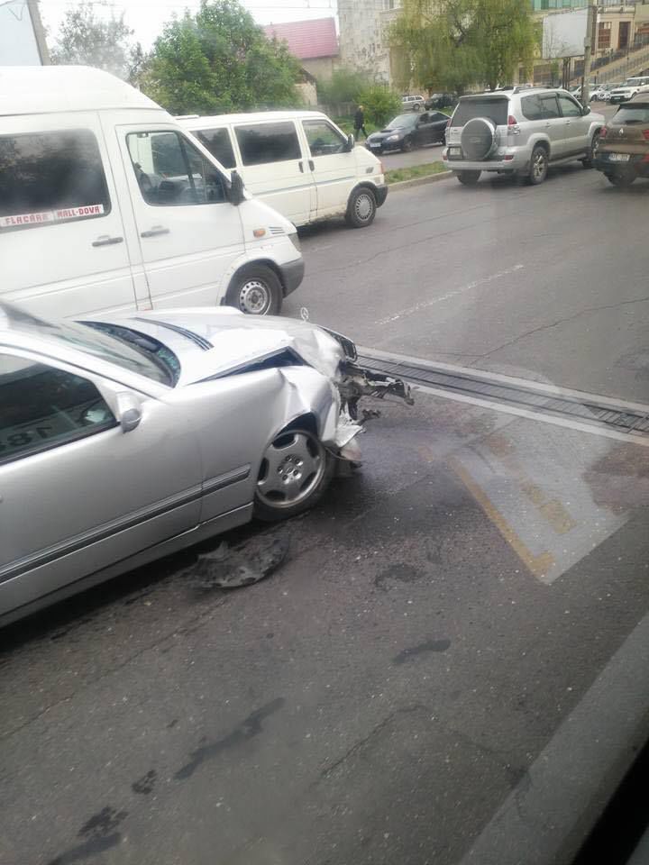 Trafic îngreunat pe viaduct din cauza unui accident