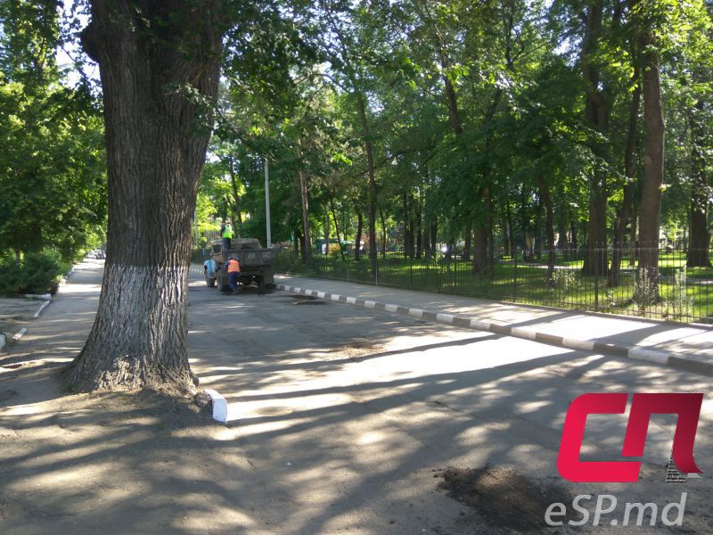 С ямами в Бельцах борются с помощью асфальтовой крошки