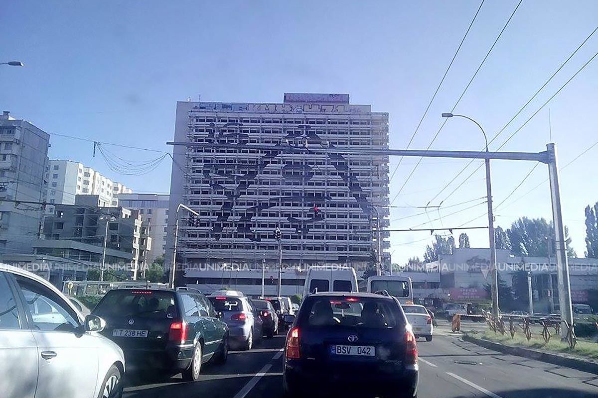 Imagine stranie pe fațada fostului Hotel Național