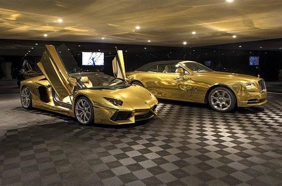 В США продали виллу с «золотыми» Lamborghini и Rolls-Royce