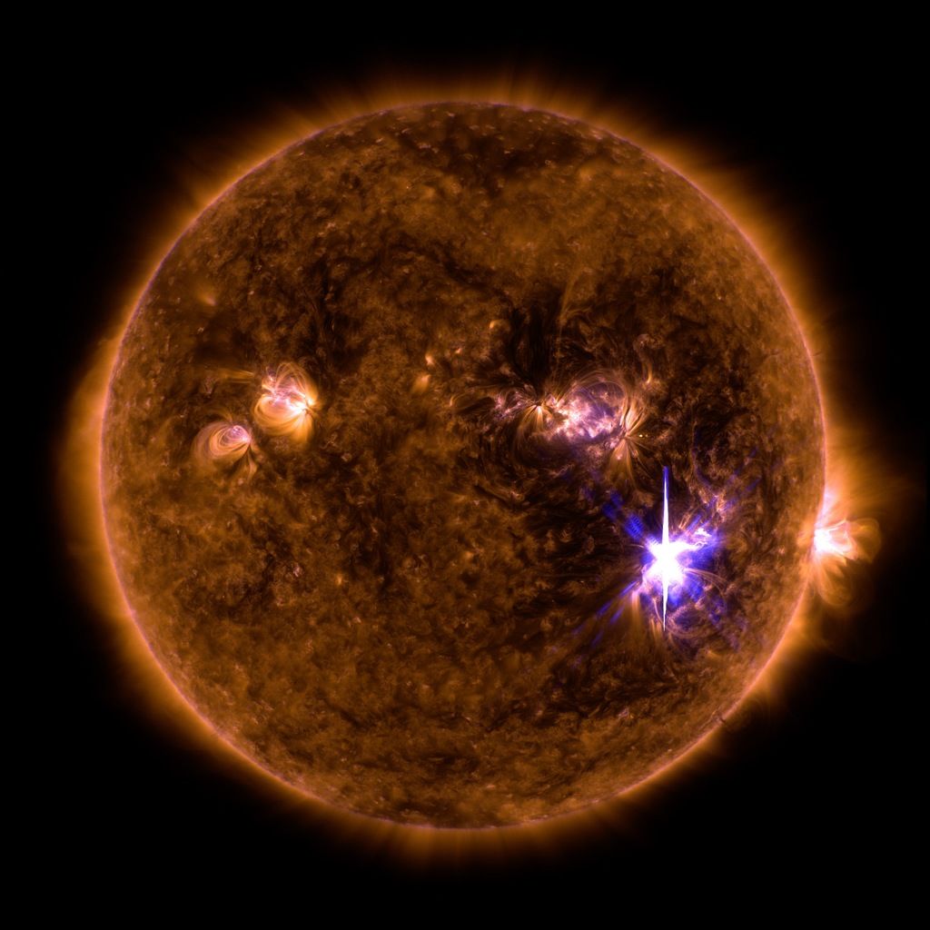 NASA опубликовало снимки самой мощной за последние 12 лет вспышки на Солнце
