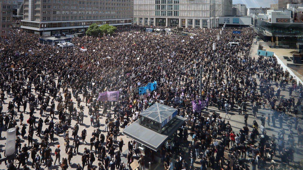 В Берлине около десяти тысяч человек вышли на митинг против расизма