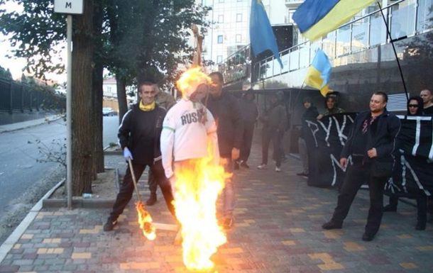 В Одессе повесили и сожгли чучело Путина