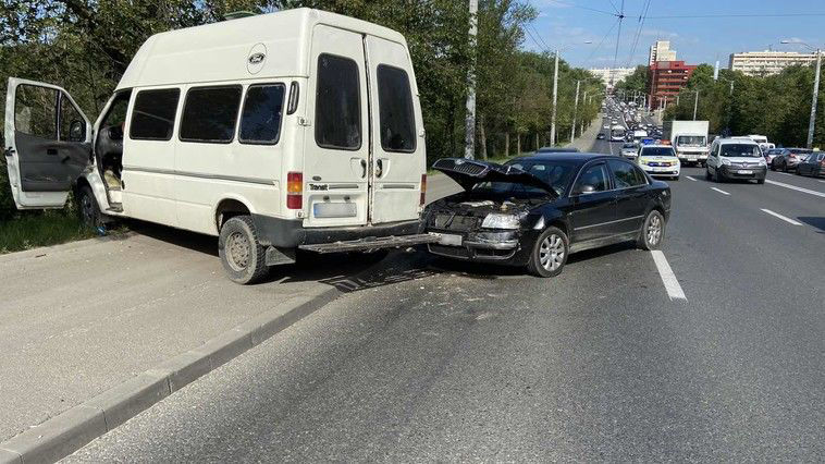В столице микроавтобус выехал на “встречку” и врезался в Skoda