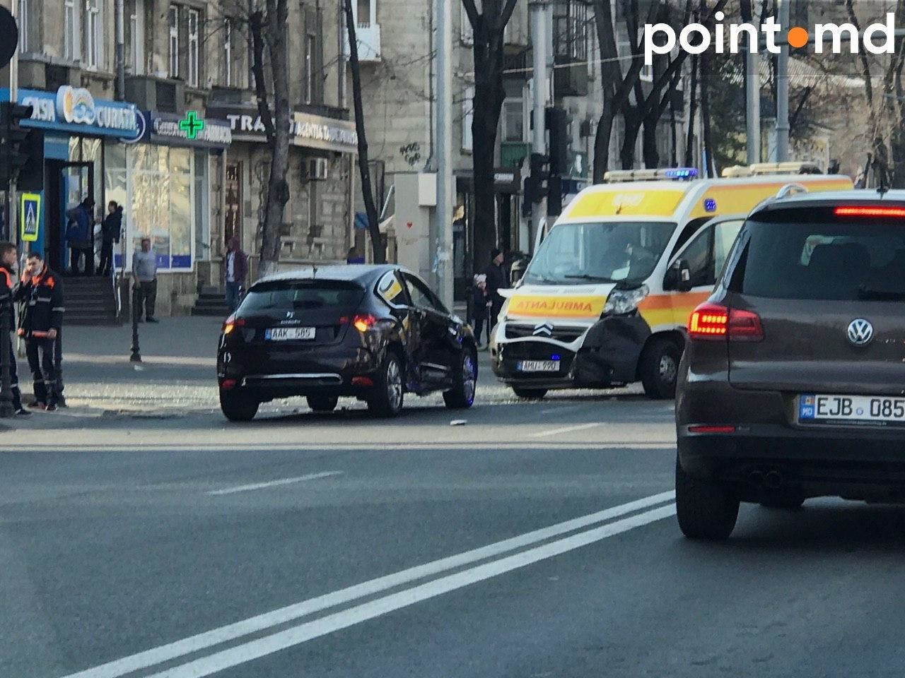 В центре столицы столкнулись машина скорой помощи и легковой автомобиль