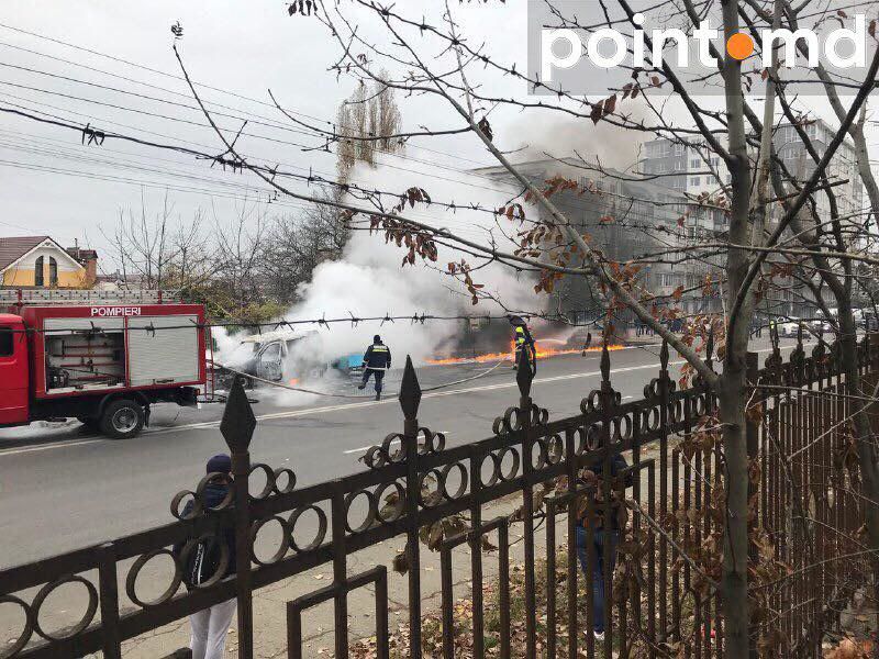 На Телецентре загорелся автомобиль, горючее растеклось по дороге