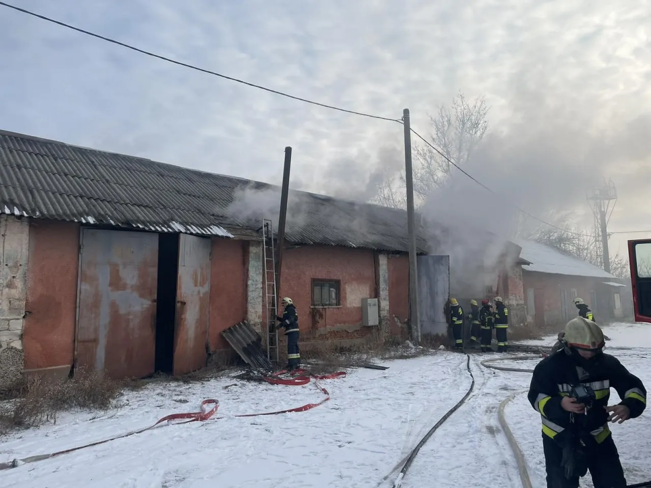Пожар на промышленном складе в Бельцах: пострадал мужчина