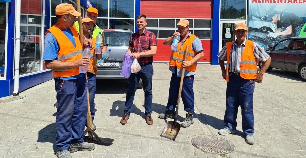 Жители принесли воду и плацинды рабочим, ремонтирующим улицу