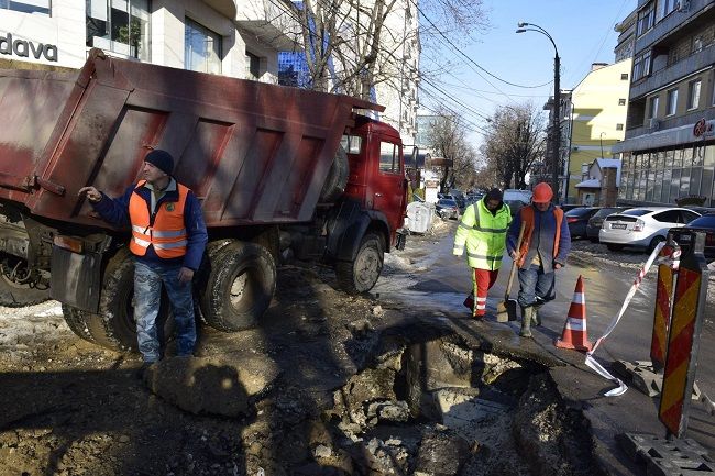 Мэрия о дыре на дороге: Ответственность несут Apa-Canal и Termoelectrica