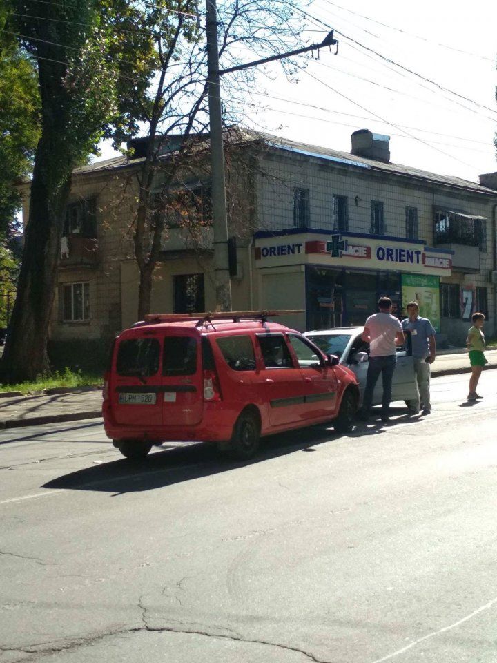 Две машины столкнулись лоб в лоб на улице Иона Крянгэ