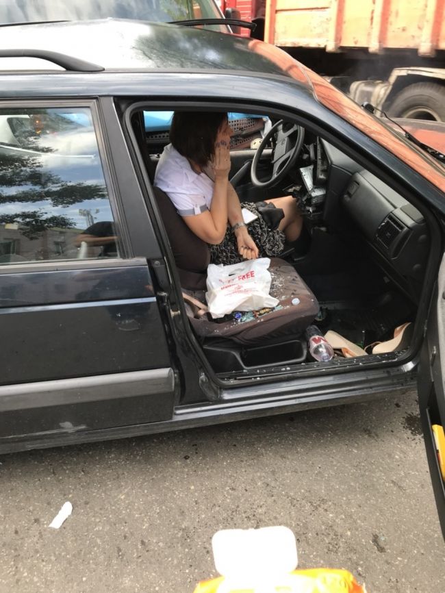Автоледи оказалась заблокированной в покореженном авто после столкновения с грузовиком