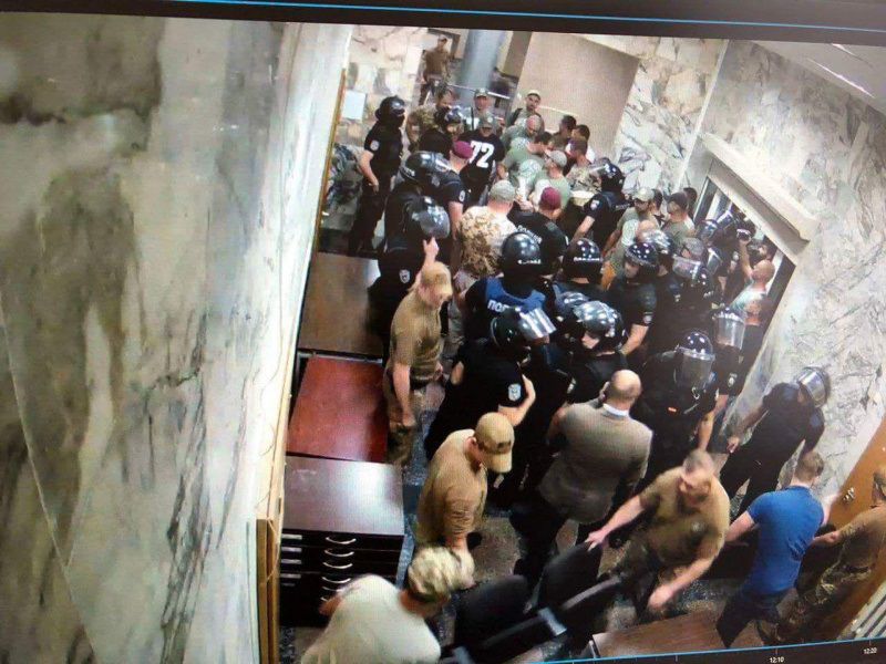 Активисты с тортами Roshen ворвались в НАБУ