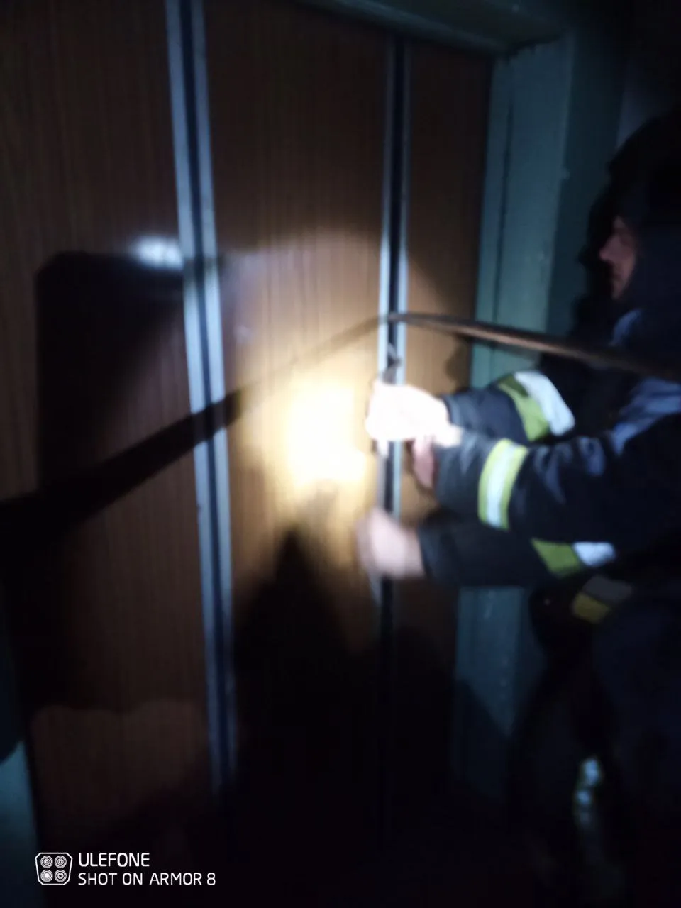 Десятки людей были вызволены спасателями из заблокированных лифтов