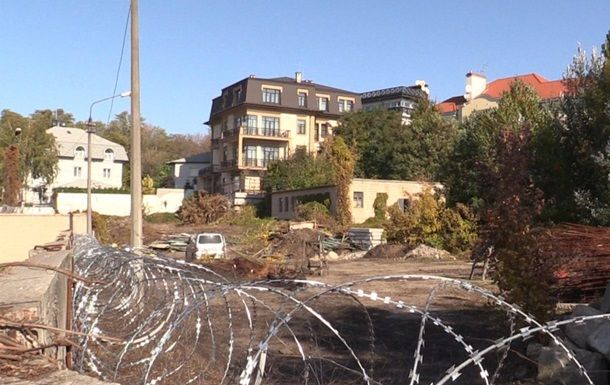 Участок Порошенко огородили колючей проволокой