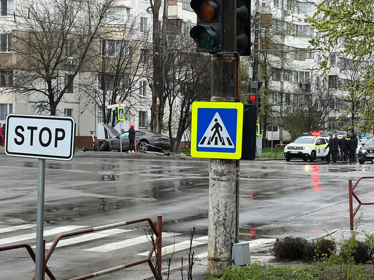 Accident în Capitală: Un Porsche a ajuns pe trotuar