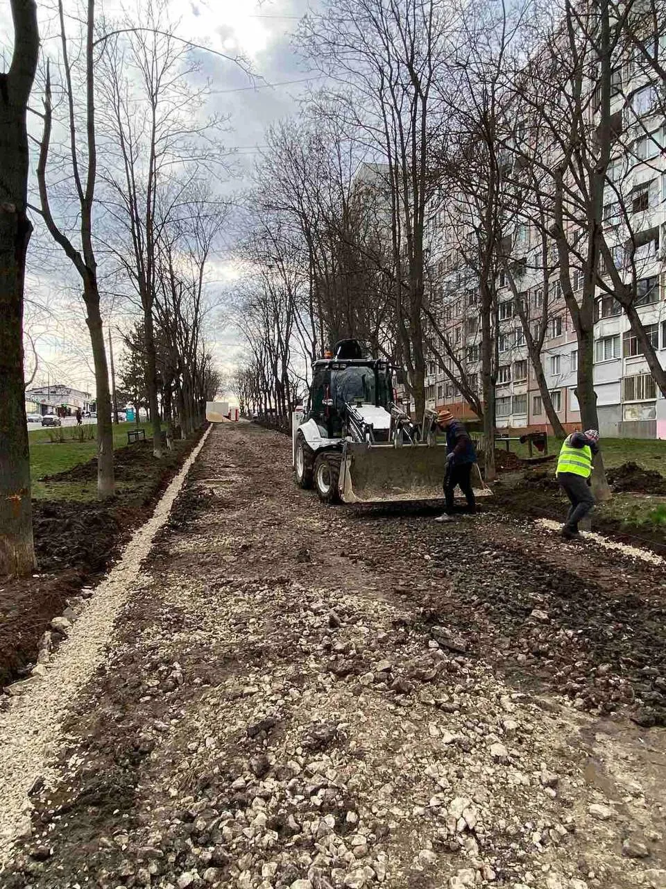 Продолжаются работы по ремонту тротуаров в столичном секторе Ботаника
