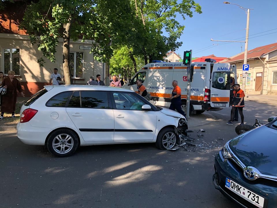 В Кишиневе ехавшая на мотоцикле девушка попала в ДТП