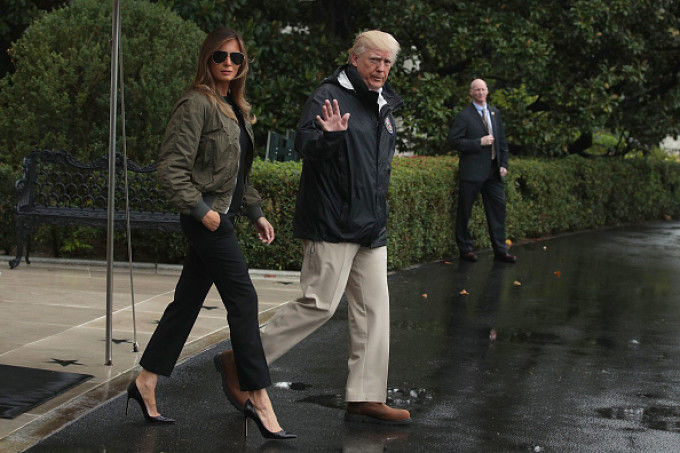 Gafă de Primă Doamnă. Melania Trump s-a pornit în zona devastată de inundații pe tocuri cui
