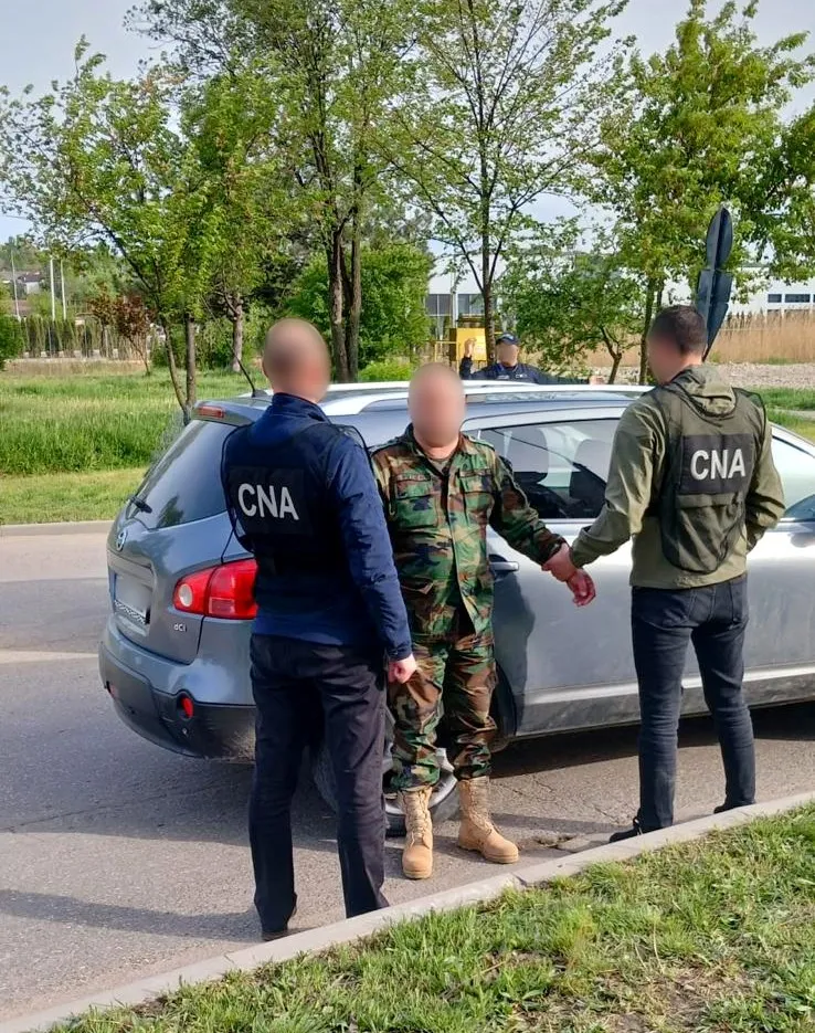 В Бельцах военного задержали за получение взятки в 1400 евро