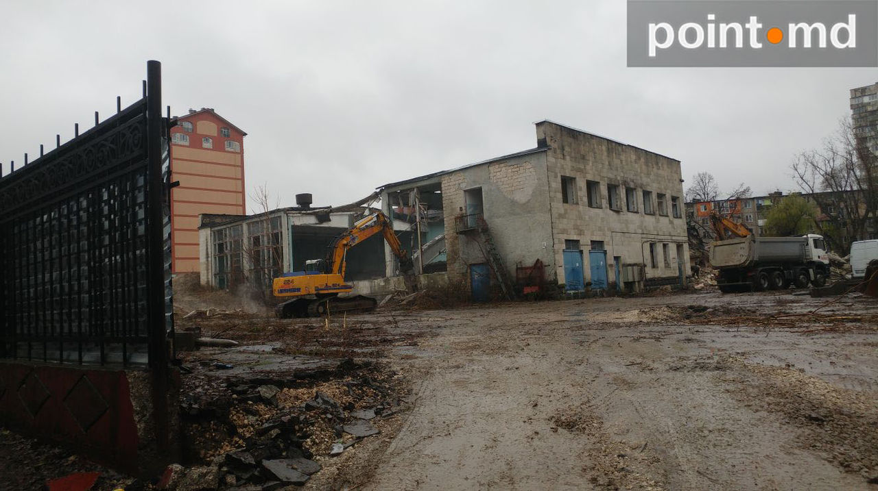 На месте полуразрушенной "Юности" началось строительство
