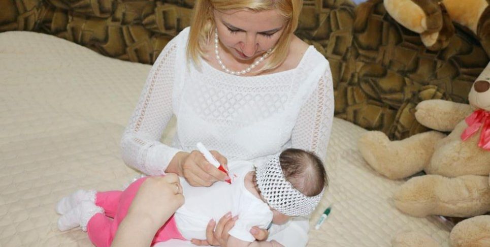 Ирина Влах расписалась на спинах младенцев