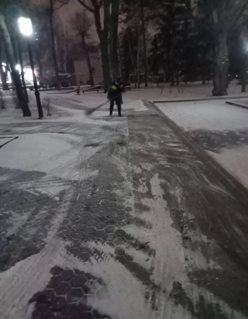 Всю ночь городские службы расчищали от снега улицы столицы