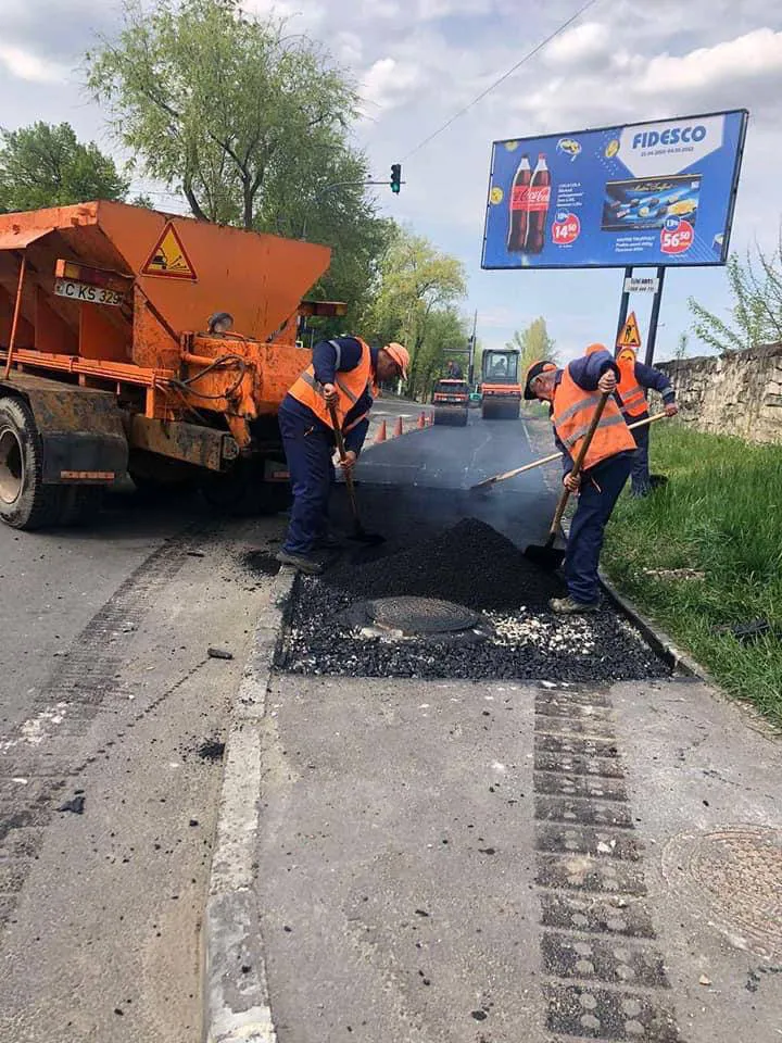 Проводится ремонт улиц 31 Августа 1989 года, Тигина и Александру чел Бун