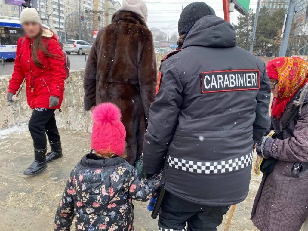 Столичные карабинеры помогли трехлетней девочке найти родителей