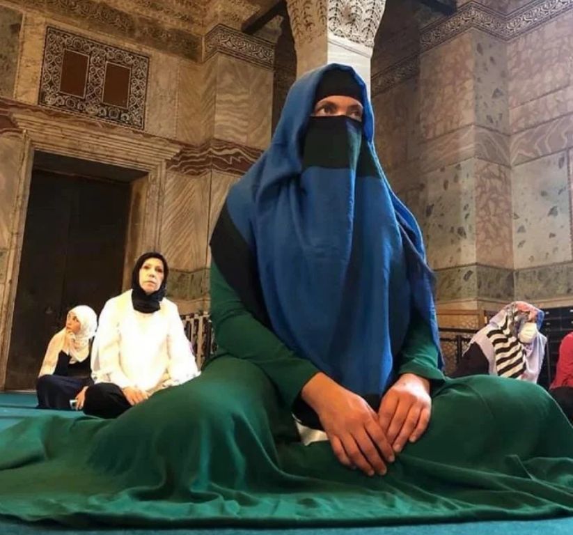 Надежда Савченко выложила фотографии в никабе