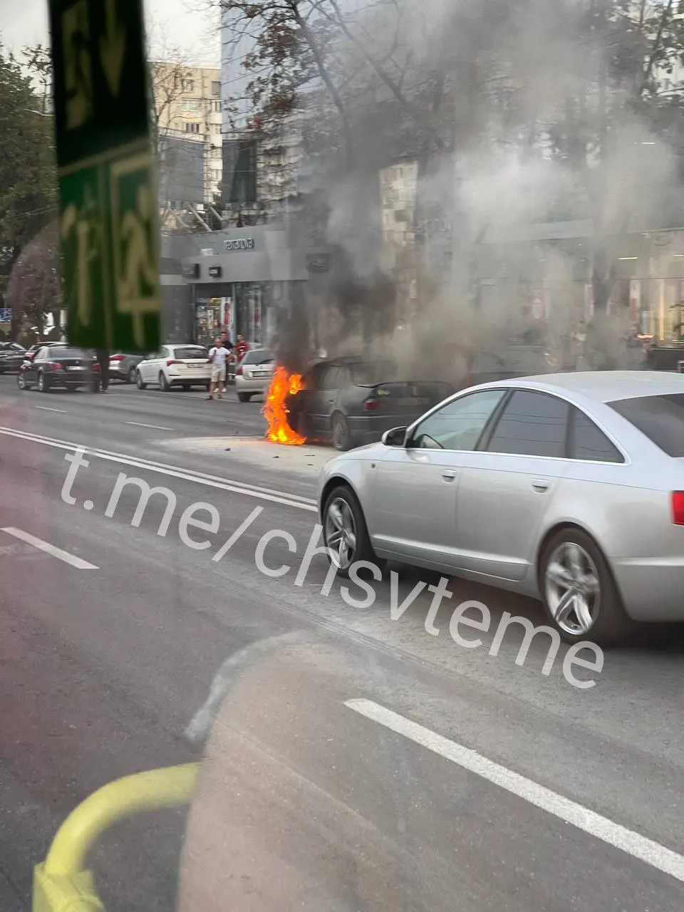 В центре Кишинева загорелся автомобиль