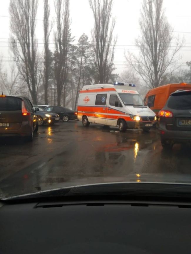 На Ботанике столкнулись машина скорой помощи и микроавтобус